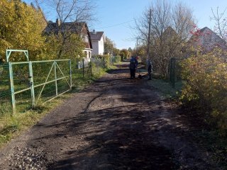 Продолжается ремонт дорог в садоводстве. Параллельно убираем нежелательную растительность 21.10.2023г.