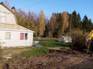Продолжается ремонт дорог в садоводстве. Параллельно убираем нежелательную растительность 21.10.2023г.