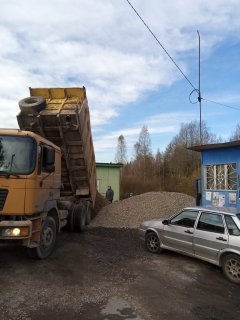 Продолжается ремонт дорог в садоводстве. Параллельно убираем нежелательную растительность 21.10.2023г.