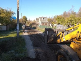 Продолжается ремонт дорог в садоводстве. Параллельно убираем нежелательную растительность 21.10.2023г.
